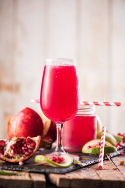 Nar İçecek ahşap arka plan üzerinde. Seçici odak.