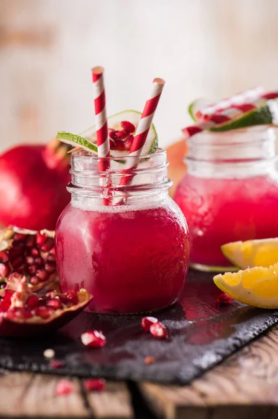 Nar İçecek ahşap arka plan üzerinde. Seçici odak.