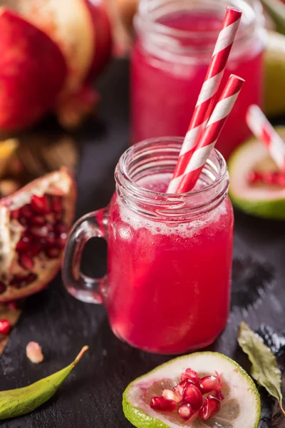 Nar İçecek ahşap arka plan üzerinde. Seçici odak.