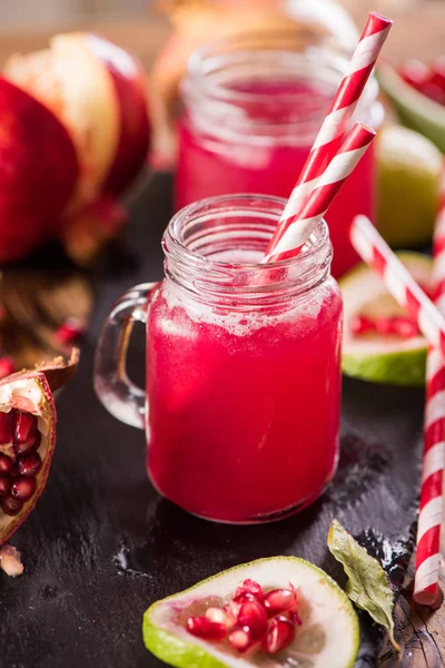 Nar İçecek ahşap arka plan üzerinde. Seçici odak.