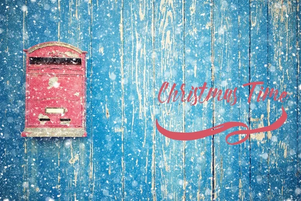 青い木製のドアにレター ボックス — ストック写真