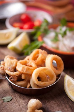 Kızarmış kalamar kalamar ahşap tablo