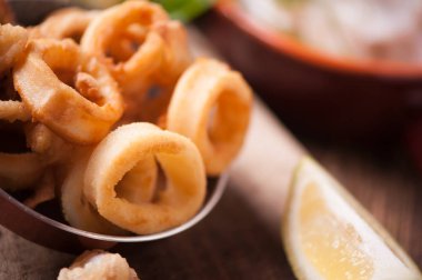 Kızarmış kalamar kalamar ahşap tablo