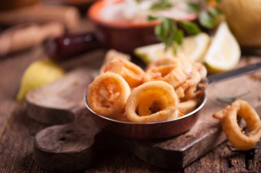 Kızarmış kalamar kalamar ahşap tablo