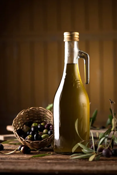 Aceite de oliva y rama de olivo con aceitunas verdes — Foto de Stock