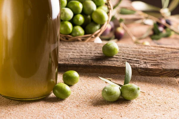 Huile d'olive et branche d'olive aux olives vertes — Photo