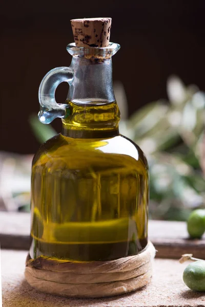 Zeytinyağı ve zeytin fışkın yeşil zeytin ile