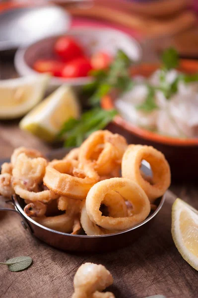 Kızarmış kalamar kalamar ahşap tablo