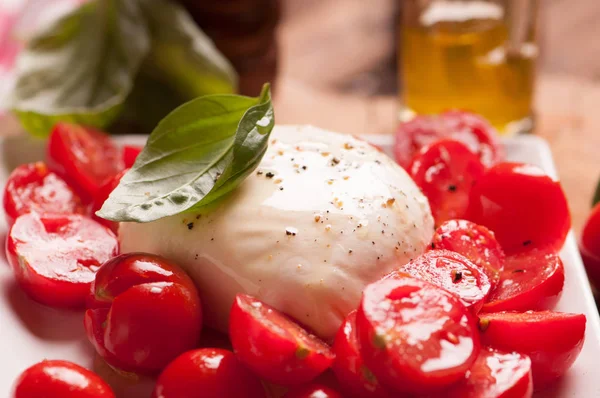 Caprese salatası Mozzarella peyniri ile