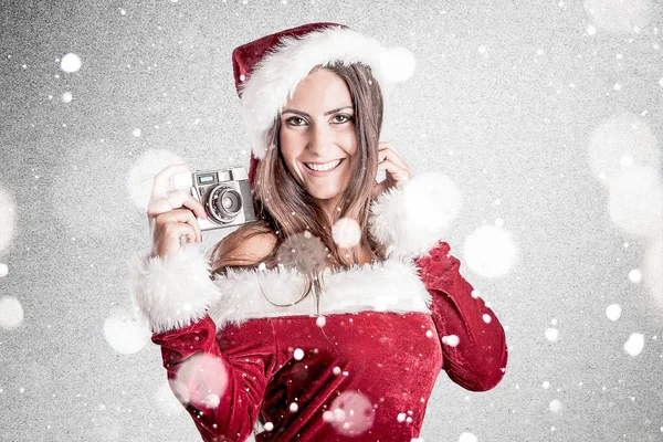 Mulher sorridente em roupas de Papai Noel com câmera — Fotografia de Stock