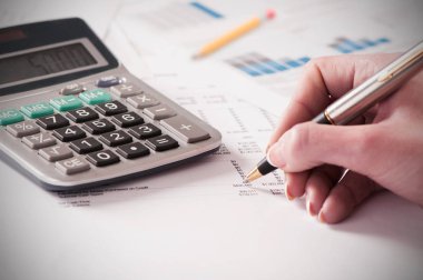 O notlar yapma sayma hesap makinesi ile genç kadın kapatmak