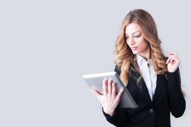 Tablet bilgisayar kullanan bir kadın stüdyo çekim
