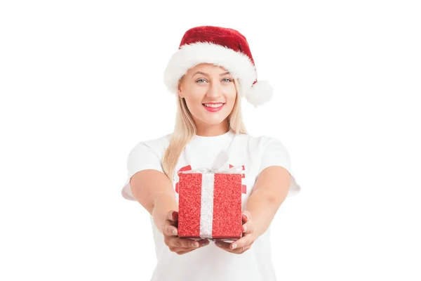 Hermosa chica de Navidad de moda alegre en el sombrero de Santa con gi — Foto de Stock