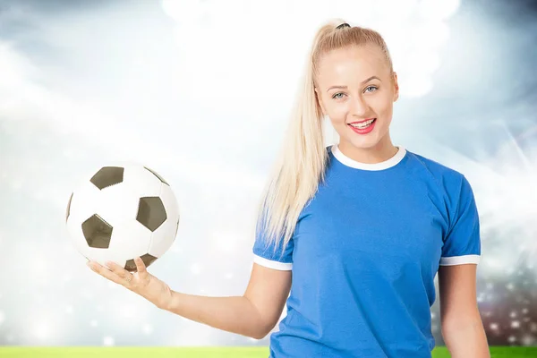 Retrato de uma jovem esportiva com uma bola — Fotografia de Stock