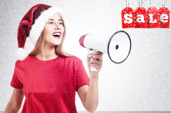 Mulher segurando Megaphone em fundo branco — Fotografia de Stock