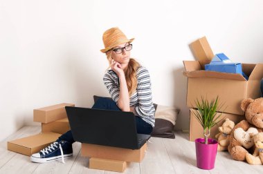  Genç erkek yeni bir eve taşındım. Mortgage ve kredi conce