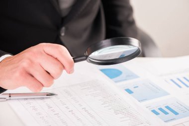 İşadamı için Büyüteç konseptiyle belgeleri okuma 