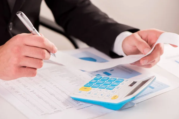 Redovisning koncept. Analysera finans rapport med miniräknare — Stockfoto