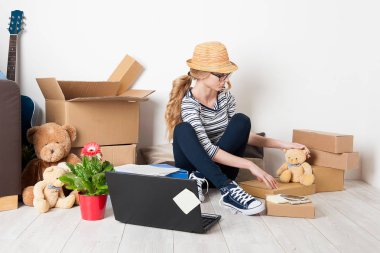  Genç erkek, sadece yeni bir eve taşındı. 