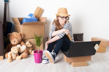  Genç erkek, sadece yeni bir eve taşındı. 