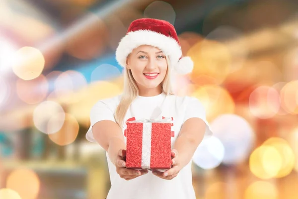 Hermosa chica de Navidad de moda alegre en el sombrero de Santa con regalo — Foto de Stock