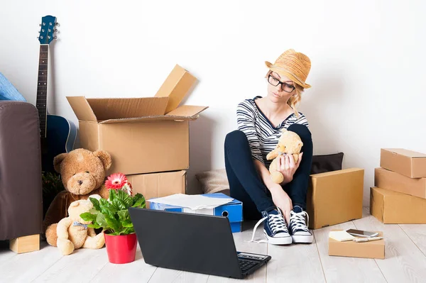 Joven hembra acaba de mudarse a una nueva casa . — Foto de Stock