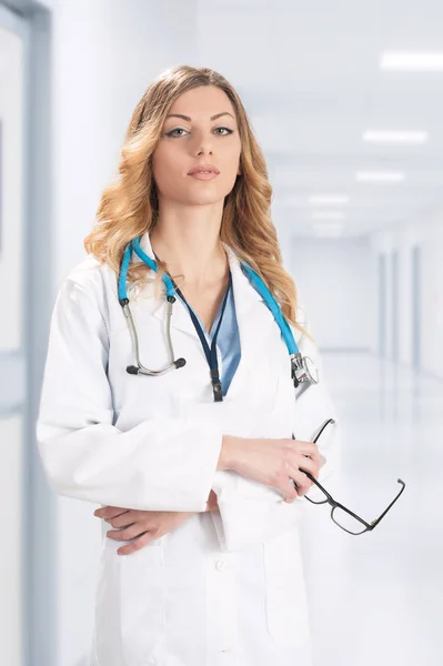 Femme médecin en manteau chirurgical blanc avec stéthoscope debout o — Photo