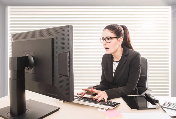 Shoked business woman working on her computer — Stock Photo, Image