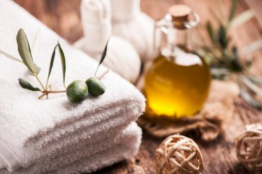 Zeytinyağı bar sabunu ahşap arka plan üzerinde havlu ile