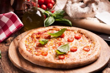 Ahşap masa üzerinde kiraz domates ile lezzetli Pizza