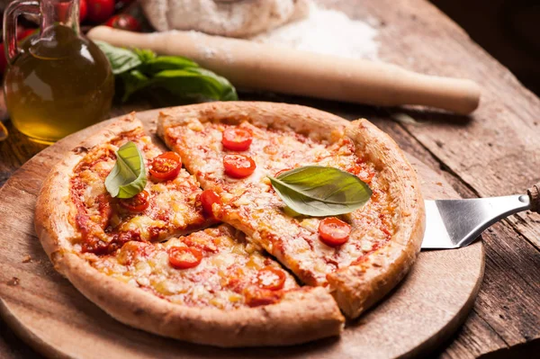 Ahşap masa üzerinde kiraz domates ile lezzetli Pizza