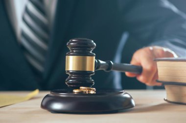 Tokmak ile yargıç. Adalet ve hukuk kavramı