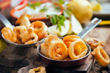 Taze kızarmış kalamar. Akdeniz kalamar 