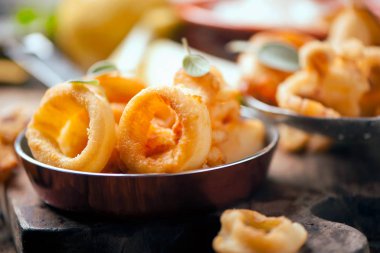 Taze kızarmış kalamar. Akdeniz kalamar 