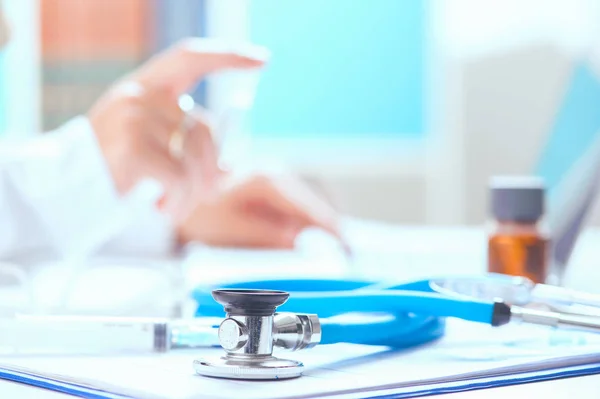 Estetoscopio y médico mano mostrando medicina — Foto de Stock