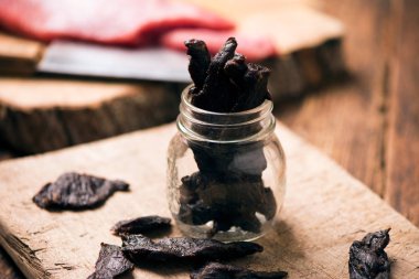 Sığır sarsıntılı bir tablo üzerinde füme