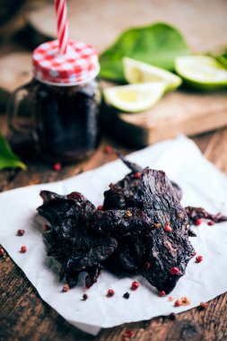 Ahşap arka plan üzerinde kurutulmuş et