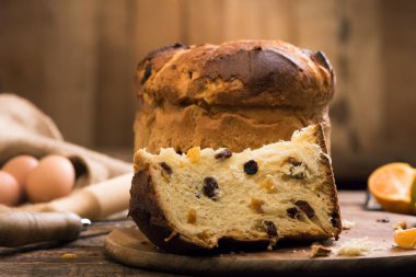 Bir panettone dilim kapatın. Panettone
