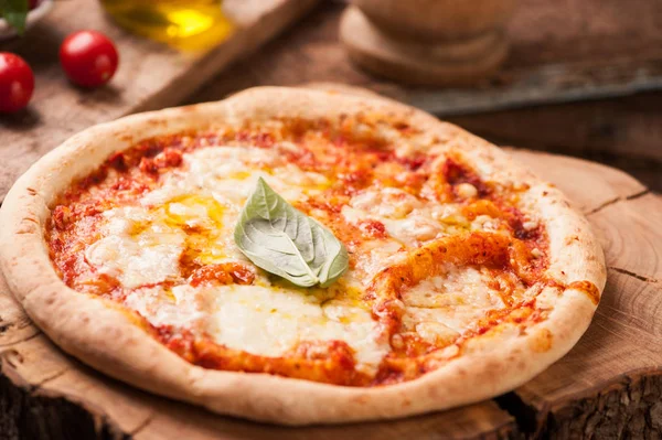 Margherita Pizza Italiana sobre mesa de madera — Foto de Stock