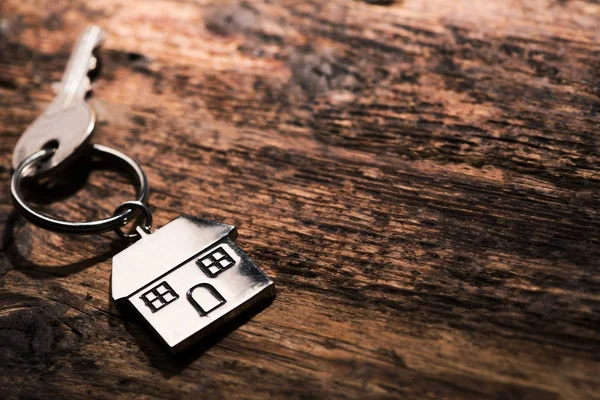 House key on a wooden table — Stock Photo, Image