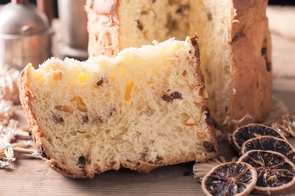 Torta di Natale tradizionale italiana. Panettone — Foto Stock