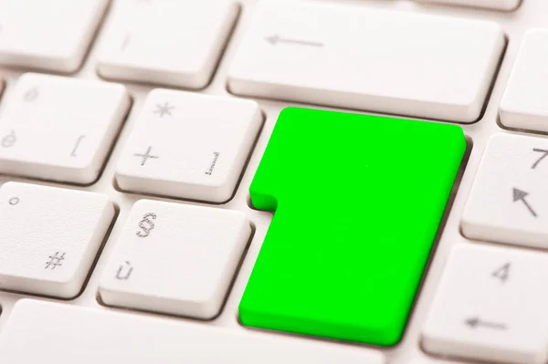 Zelené tlačítko na bílé klávesnice — Stock fotografie