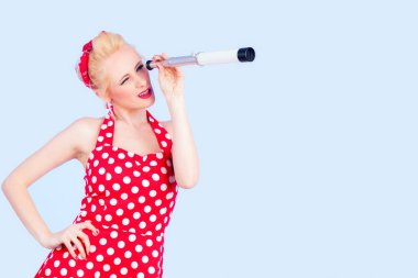 PIN kadar kırmızı bir vintage tarzı bayan elbise bir dürbün holding