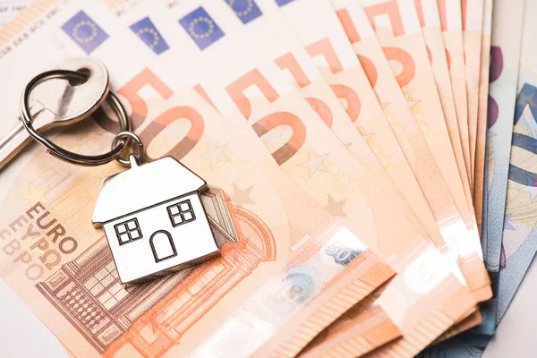 Evin anahtarı euro banknot üzerinde