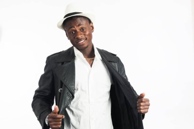 Emin mutlu genç Afro-Amerikan adam