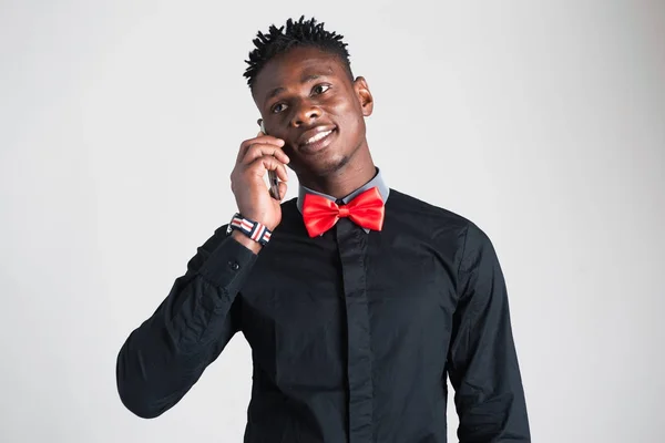 Giovane uomo africano con cellulare — Foto Stock