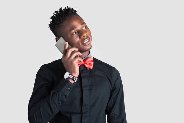 Giovane uomo africano con cellulare — Foto Stock