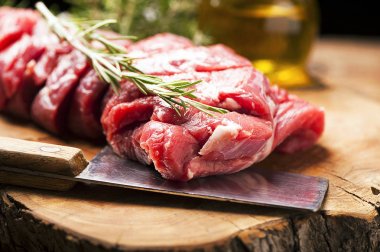 Eski ahşap masada taze çiğ et.