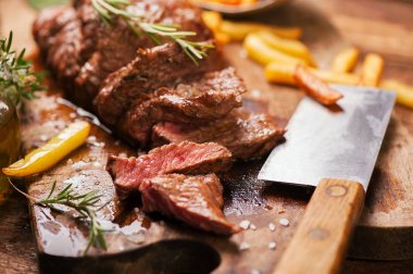 Ahşap rustik gemide hizmet ızgara orta nadir sığır steack 