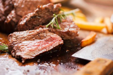 Ahşap rustik gemide hizmet ızgara orta nadir sığır steack 